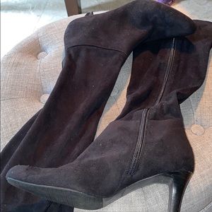 TAHARI SUEDE BOOTS